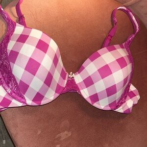 SEXY & GIRLIE!  EUC SOMA  Embraceable Demi/ Lace Trim _***REDUCED****